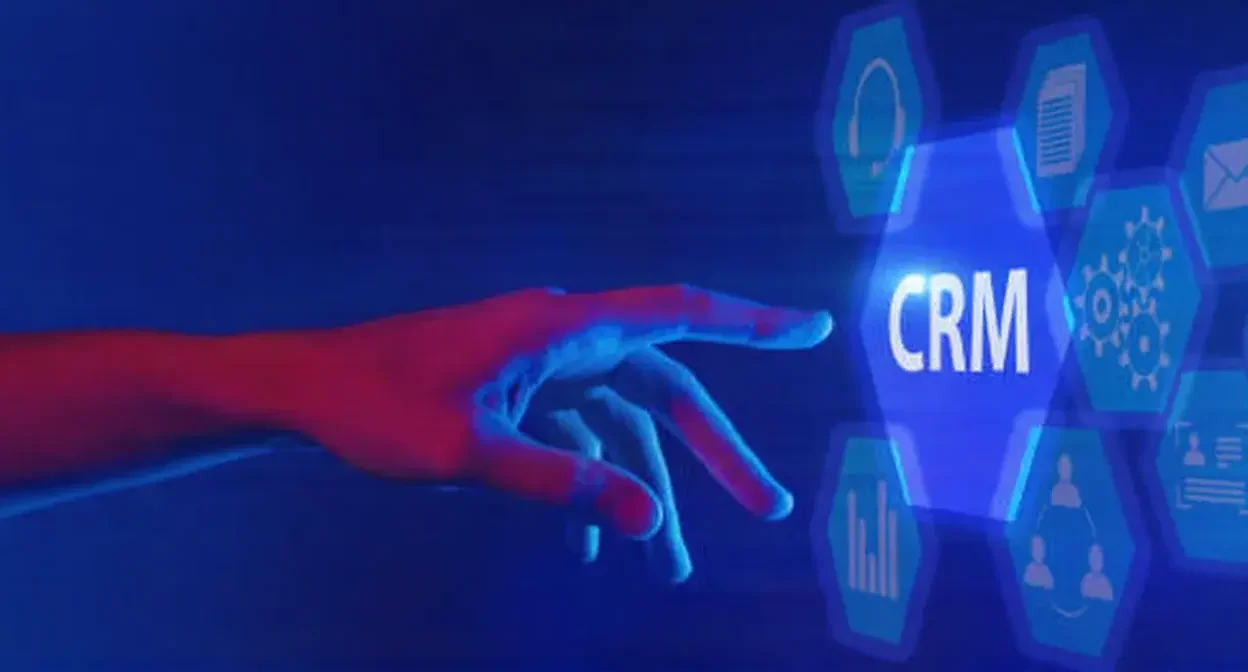 Automatización de procesos de CRM en una oficina moderna