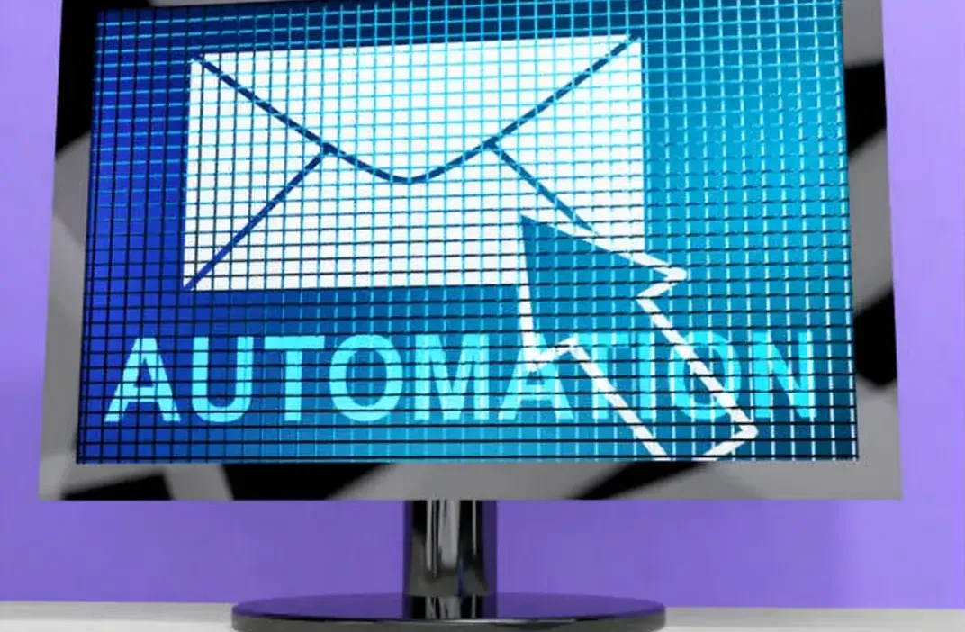 Secuencias de Email Marketing Automatizadas: Un esquema visual que muestra correos electrónicos programados para actividades de suscripción y compra.